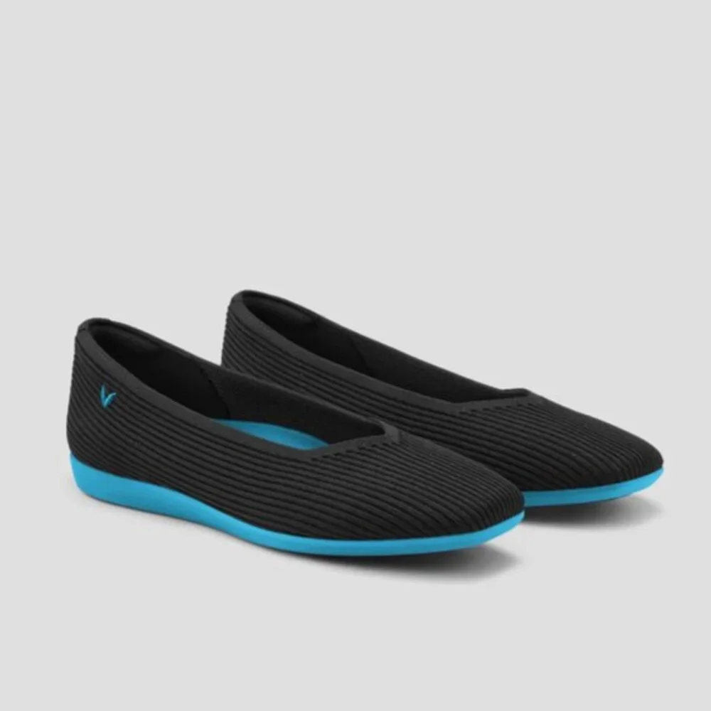 Vivaia Margot Walker Lightweight Square-Toe V-Cut Flats in Black/Blue Size 40.5